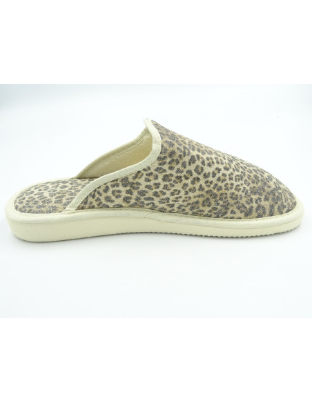 zapatilla de casa con estampado de leopardo y suela con piso microporoso