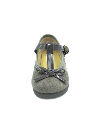 mercedita con un lazo de adorno y una correa sintetica para nina