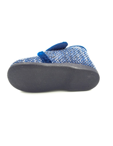 zapatilla de casa con un tejido muy calentito para nino