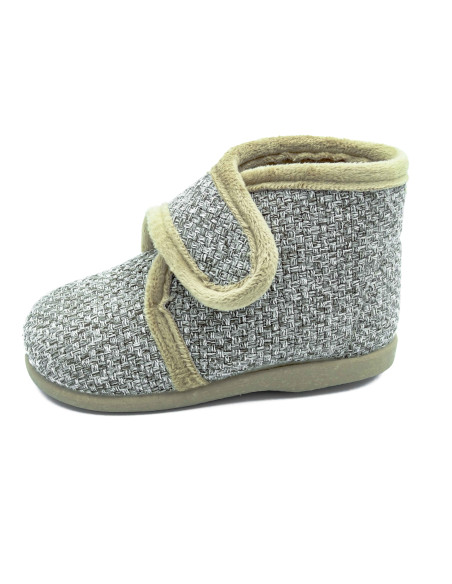 zapatilla de casa con un tejido muy calentito para nino
