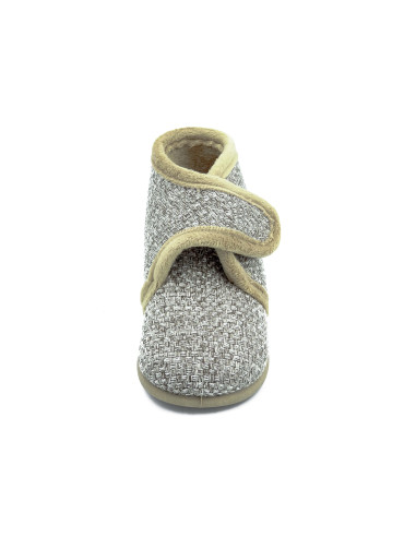 zapatilla de casa con un tejido muy calentito para nino