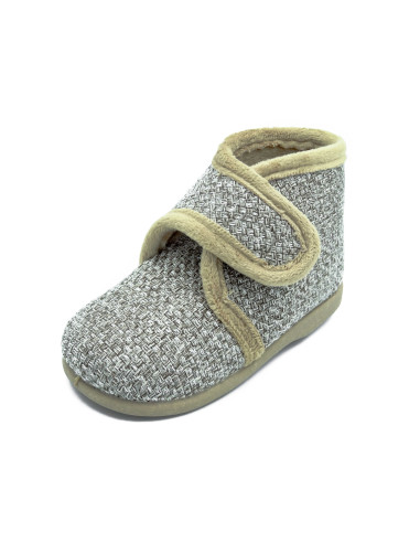 zapatilla de casa con un tejido muy calentito para nino