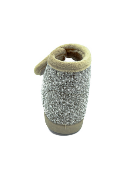 zapatilla de casa con un tejido muy calentito para nino