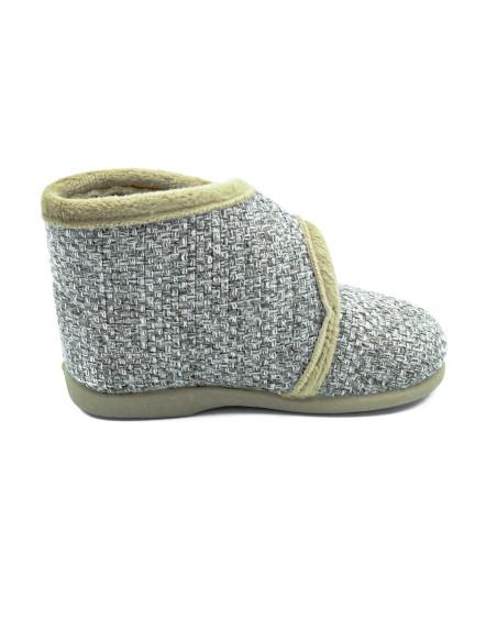 zapatilla de casa con un tejido muy calentito para nino