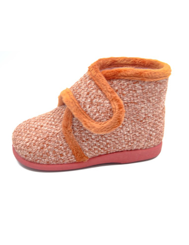 zapatilla de casa con un tejido muy calentito para nino