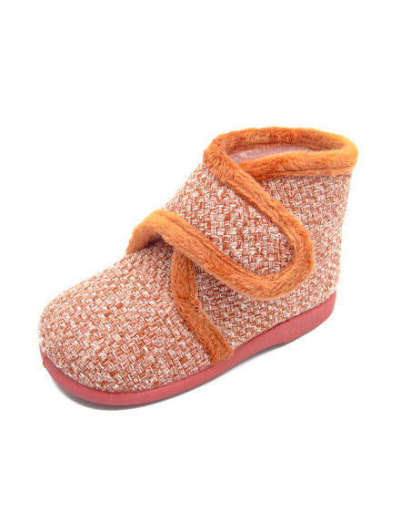 zapatilla de casa con un tejido muy calentito para nino