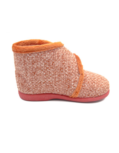 zapatilla de casa con un tejido muy calentito para nino