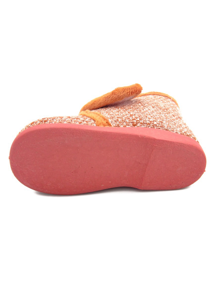 zapatilla de casa con un tejido muy calentito para nino
