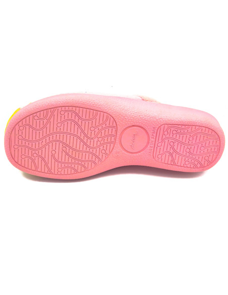 zapatilla de casa para mujer con cuna en el piso