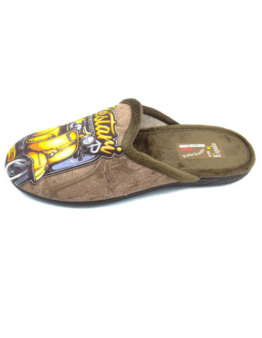 zapatilla de casa de caballero con suela de caucho y un dibujo de moto