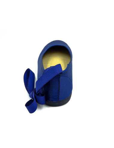 manoletina de raso para nina con cinta de atar en la pierna