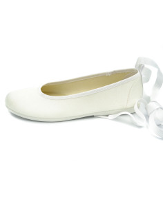 manoletina de raso para nina con cinta de atar en la pierna 2