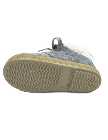 pisacacas de serratex con un cuello de borreguillo y suela de goma