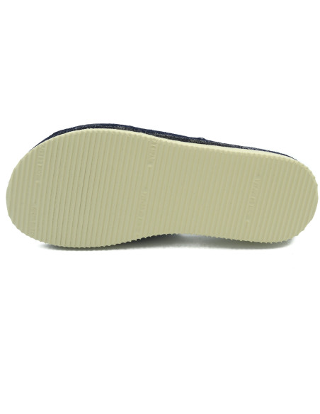 zapatilla de casa para chica con los ojos bordados y planta de rayas