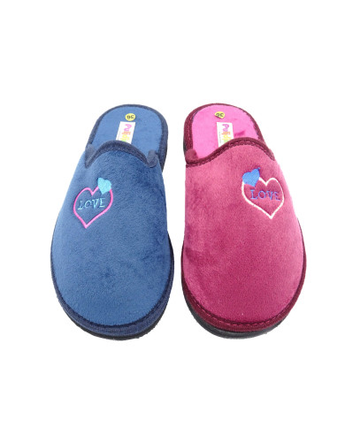 zapatilla de casa para mujer con un bordado love