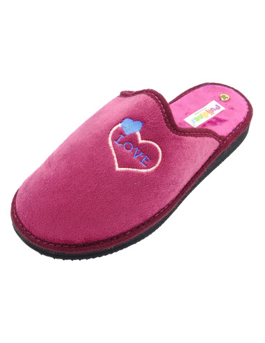 zapatilla de casa para mujer con un bordado love