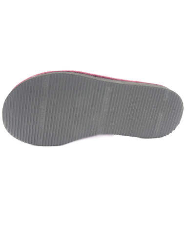 zapatilla de casa para mujer con un bordado love