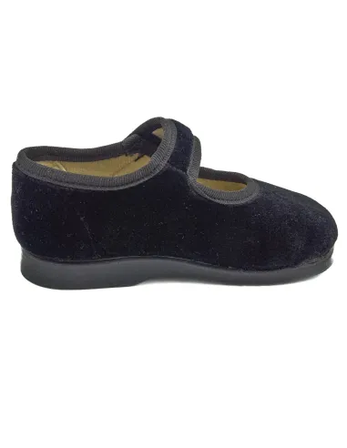 mercedita de nina con un boton de adorno